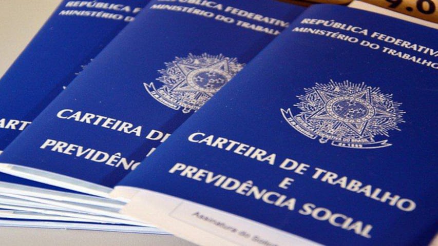 três carteiras de trabalho sobrepostas