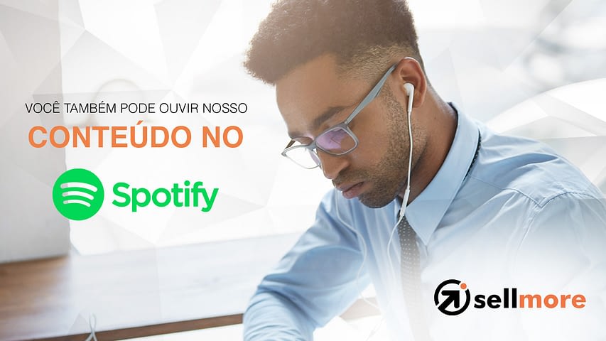 homem preto a meio corpo com camisa social azul, gravata peta e óculos de haste cinza escutando fone de ouvido branco olhando para baixo. Texto "Você pode também ouvir nosso conteúdo no"e logotipo do Spotify. Logotipo da Sellmore no canto inferior direito da imagem.
