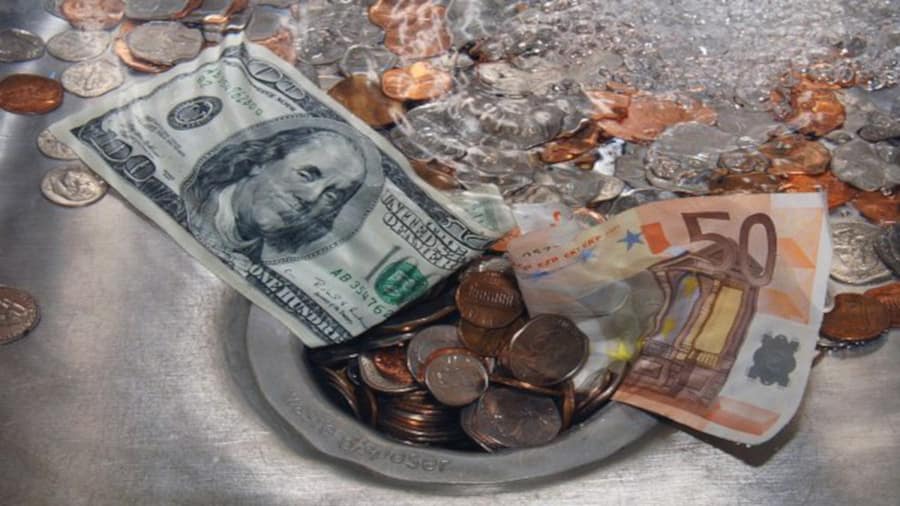 notas e moedas de dólar e euro caindo pelo ralo